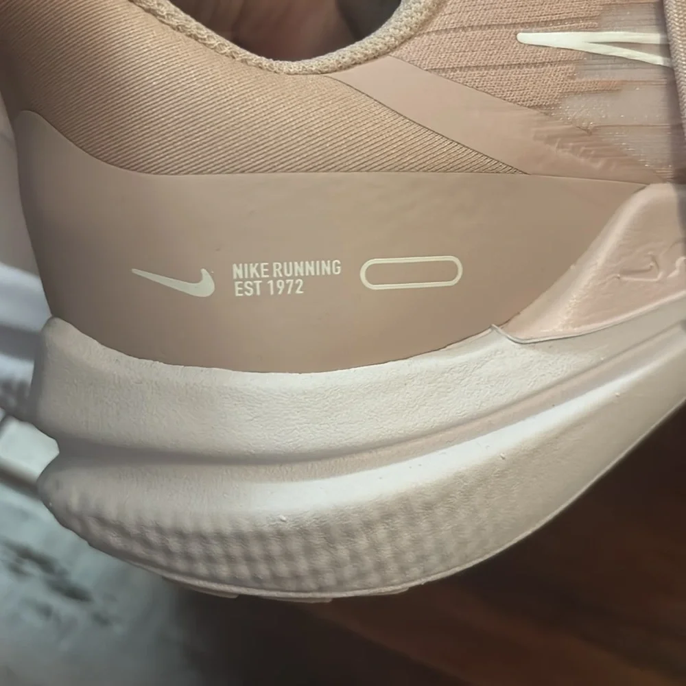 Nike Women's Air Winflo9 brand new in box size 9.5